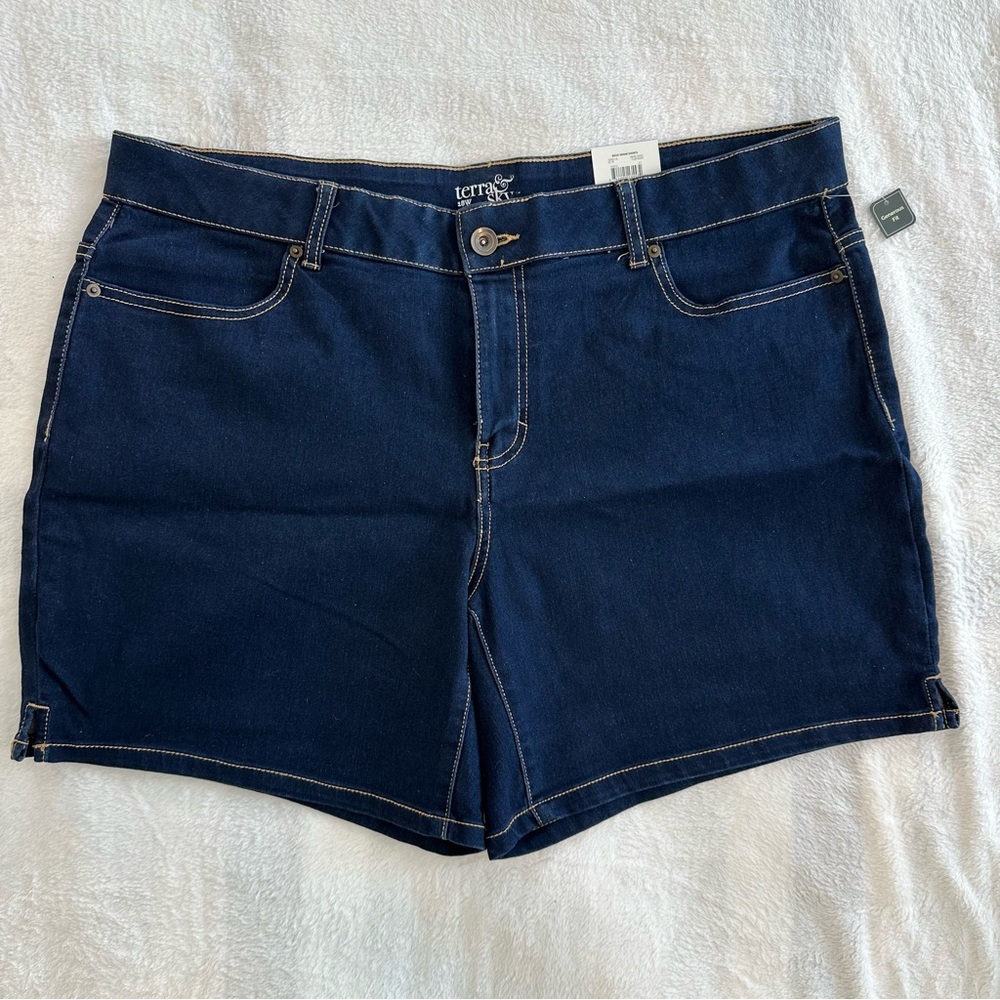 NWT Terra & Sky Women's Dark Wash Stretch Denim Shorts, size 18, 6.5” Inseam